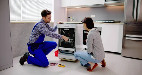 Reparatur Der Elektrischen Geschirrspülmaschine Der Küche — Stockfoto