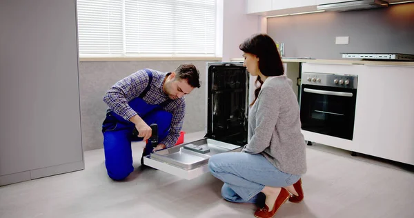 Mutfakta Elektrikli Bulaşık Makinası Tamiratı — Stok fotoğraf