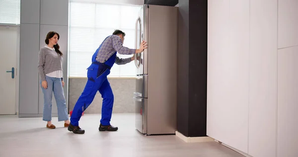 냉장고의 설비를 수리하라 전문가 프리지 서비스 — 스톡 사진