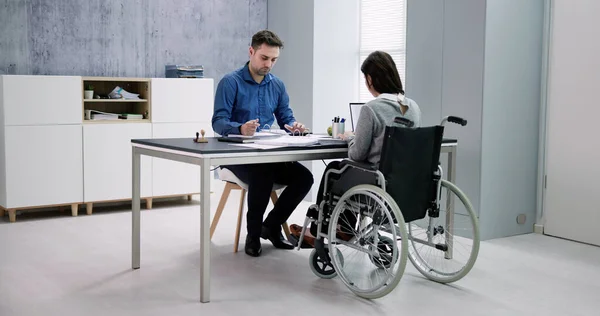 Mulher Negócios Ith Deficiência Sentado Cadeira Rodas Escritório — Fotografia de Stock