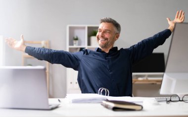 Danışman Masadaki Ofis Sandalyesinde Dinleniyor