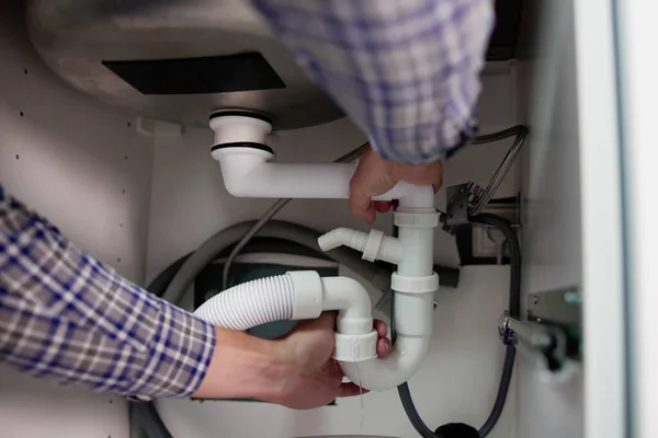 Loodgieter Fixing Pipe Leak Gebroken Keukenaanrecht — Stockfoto