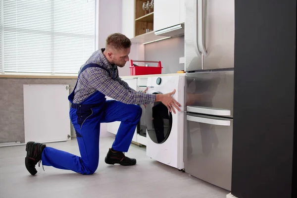 Ung Man Övergripande Reparera Tvättmaskin — Stockfoto