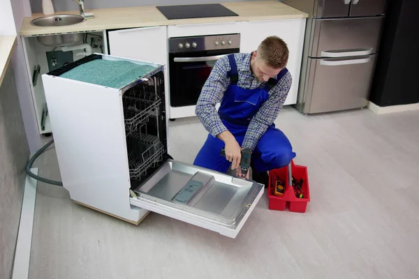 食器洗い機アプライアンス修理サービス 家庭用メンテナンス修理工 — ストック写真