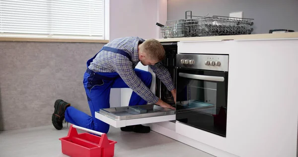Diskmaskinens Reparationsservice Reparatör För Hushållsunderhåll — Stockfoto