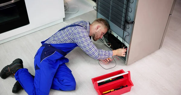 Testando Aparelho Elétrico Usando Multímetro Para Reparar Refrigerador Casa — Fotografia de Stock
