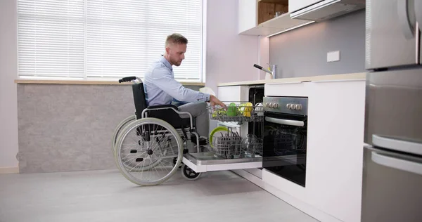 Persona Con Discapacidad Silla Ruedas Usando Lavavajillas Cocina — Foto de Stock
