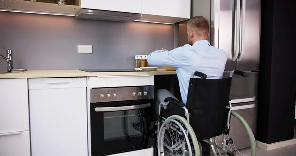 Человек Ограниченными Возможностями Сидит Инвалидном Кресле Готовит Еду Кухне — стоковое фото