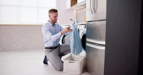 Jeune Homme Chargement Des Vêtements Dans Machine Laver Dans Cuisine — Photo