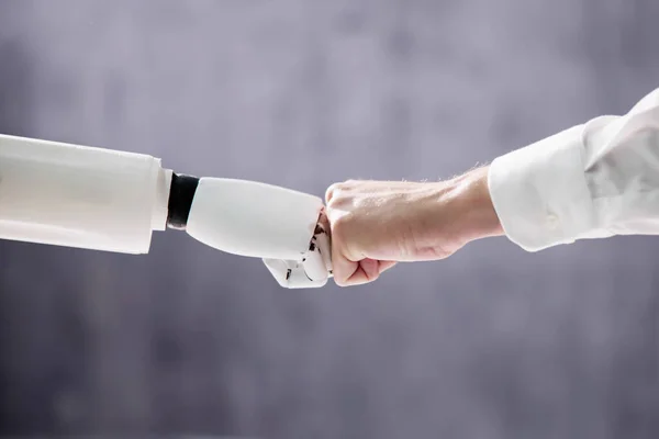 Ρομπότ Και Ανθρώπινο Χέρι Κάνοντας Γροθιά Χτύπημα Γκρίζο Φόντο — Φωτογραφία Αρχείου