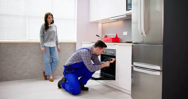 Reparador Técnico Homem Reparação Household Oven Appliance — Fotografia de Stock