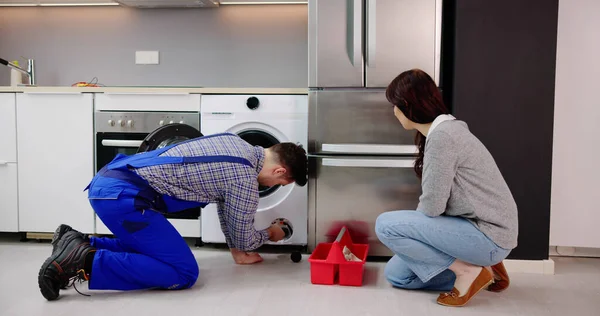 食器洗い機 キッチンの電気機器の修理 — ストック写真