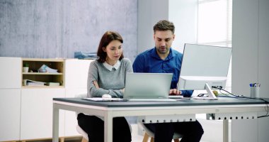 Bilgisayarda eğitim gören iş adamları. Ofisteki Genç Kadın