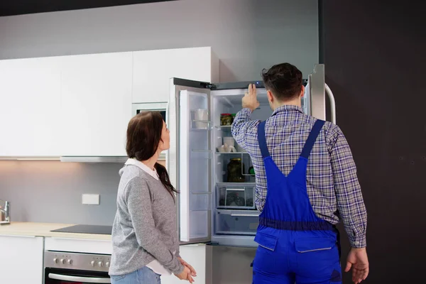 Servicio Reparación Aparatos Refrigeración Refrigerador Por Técnico — Foto de Stock