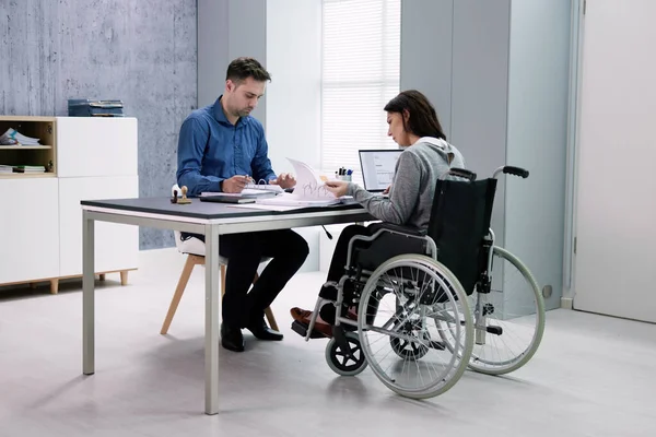 Imprenditrice Con Disabilità Seduta Sulla Sedia Rotelle Ufficio — Foto Stock