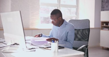 Hesap Makineli Afrikalı Amerikalı Muhasebeci veya Denetçi