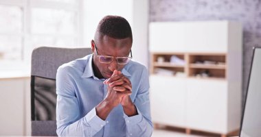 Afrikalı Amerikalı Dua Ediyor. Tanrı Duayı Arıyor