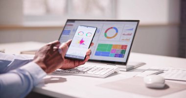 KPI İş Analitik Veri Kontrol Paneli. Analizci Bilgisayar Kullanıyor