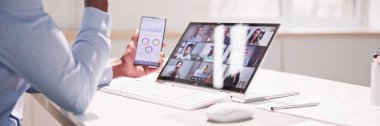 Uzaktan Konferans Giysisi ve Bilgisayarda KPI Kontrol Paneli Çizelgesi