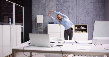 Ofisteki Masanın Yakınındaki Kolları Germe Egzersizi