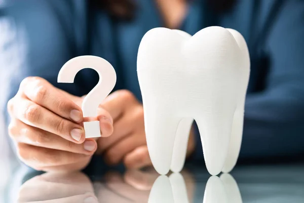 歯の女性の質問マーク 歯医者のよくある質問 — ストック写真