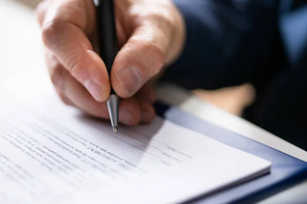 Jurist Unterzeichnet Rechtsdokument Zum Geschäftsvertrag — Stockfoto