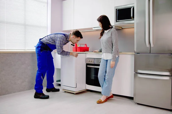 Dishwasher Appliance Install Repairman Moving Washer Machine — Stock Photo, Image