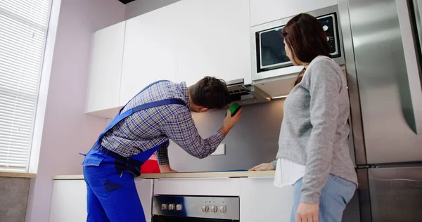 Layanan Penyaring Dan Perbaikan Peralatan Ekstraktor Dapur — Stok Foto