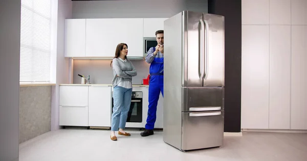 Холодильник Послуги Або Ремонт Холодильника Технік — стокове фото