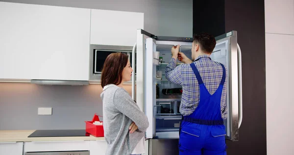 技術者による冷蔵庫器具又は冷蔵庫の修理サービス — ストック写真