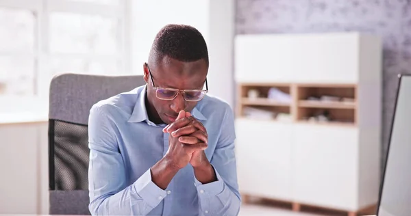 Hombre Afroamericano Rezando Dios Buscando Oración —  Fotos de Stock