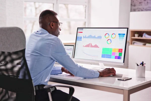 Afrikanischer Geschäftsmann Verwendet Analytics Data Kpi Dashboard Tech — Stockfoto