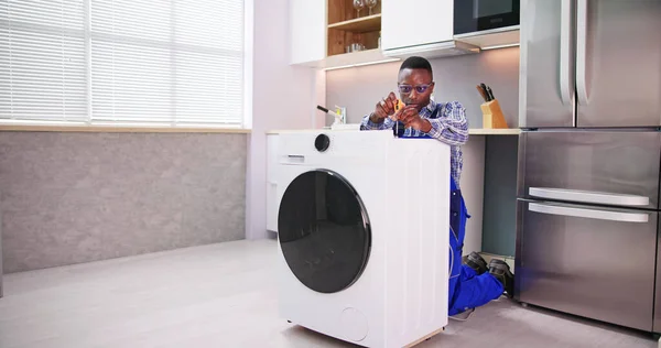 Çamaşır Makinesi Tamir Mutfağa Kurulum — Stok fotoğraf