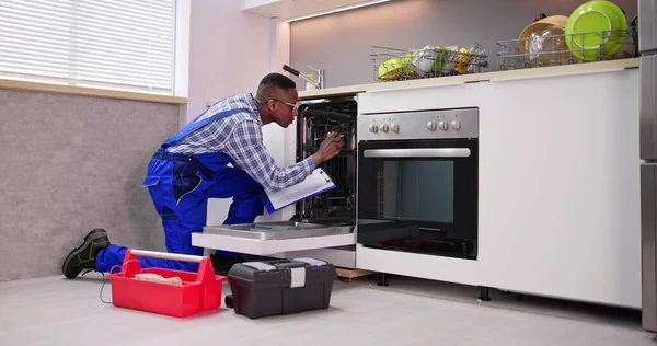 Africano American Reparador Fixação Máquina Lavar Louça Aparelho — Fotografia de Stock