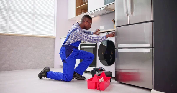 Ung Man Övergripande Reparera Tvättmaskin — Stockfoto