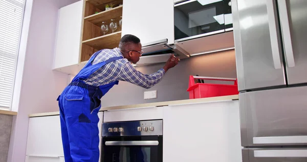 Νέοι Επισκευαστής Επισκευή Φίλτρο Εξολκέων Κουζίνα Στο Δωμάτιο Κουζινών — Φωτογραφία Αρχείου