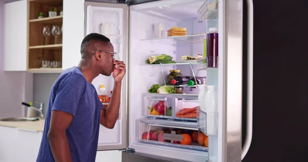 冷凍庫や冷蔵庫で腐った食べ物の悪い匂いや臭い — ストック写真