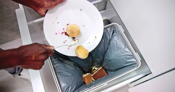 Arta Kalan Yemekleri Çöpe Atmak Çöp Kutusuna Atmak — Stok fotoğraf