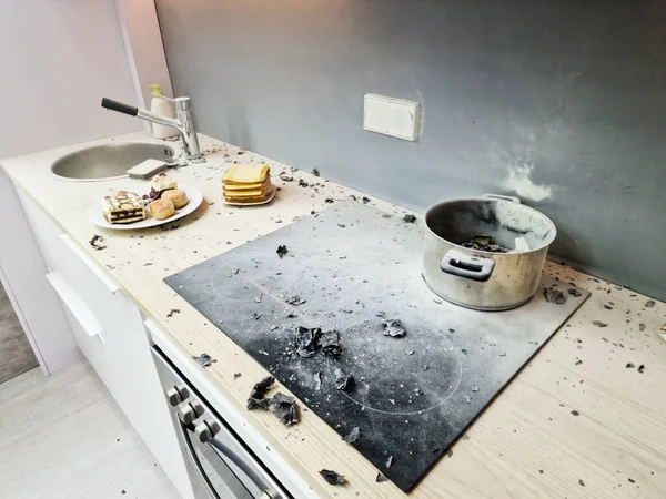 Cozinha Doméstica Suja Bagunçada Limpeza Interior Após Acidente Queimadura Cozinheiro — Fotografia de Stock