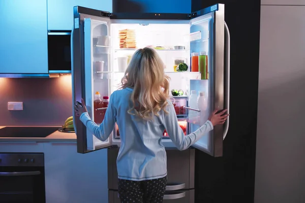 Mujer Hambrienta Noche Con Refrigerador Abierto — Foto de Stock