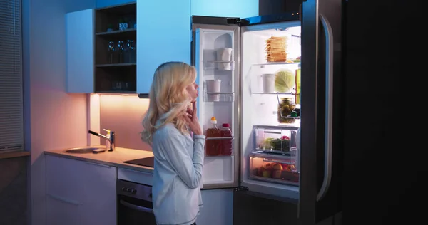 Женщины Ищут Еду Холодильнике Кухне — стоковое фото
