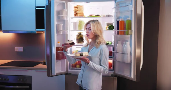 Mujer Joven Comiendo Rebanada Pastel Dulce Refrigerador — Foto de Stock