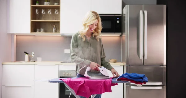 Щасливі Жінки Прасування Одягу Тканини Електричні Чавунні Кухні — стокове фото