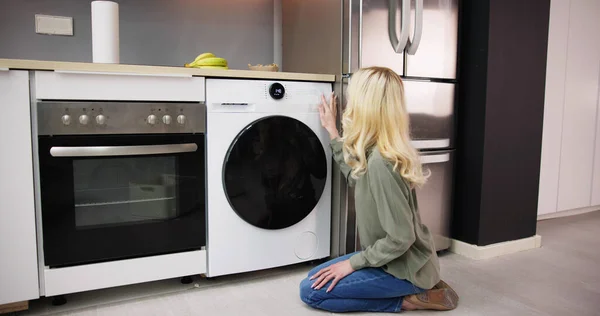 女人们在洗衣机里装脏衣服在公用房间里洗 — 图库照片