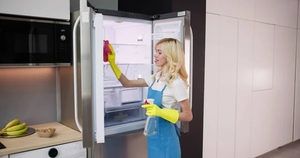 Молодая Улыбающаяся Профессиональная Уборка Уборка Женщина Холодильник Кухне — стоковое фото