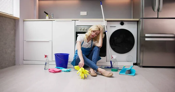 Розроблена Молода Жінка Сидить Кухні Дивлячись Прибирання Продуктів Вдома — стокове фото