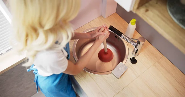 Καθαρισμός Μπλοκαρισμένο Clog Αποχέτευσης Στην Κουζίνα Νεροχύτη Χρήση Plunger — Φωτογραφία Αρχείου