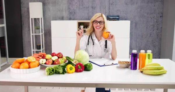 Portrait Female Dietician Vegetables Desk — Stock Photo, Image