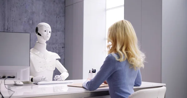 妇女在采访人工智能机器人机 — 图库照片