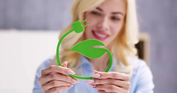 Vrouw Met Een Concept Voor Hernieuwbare Groene Energie Hand — Stockfoto